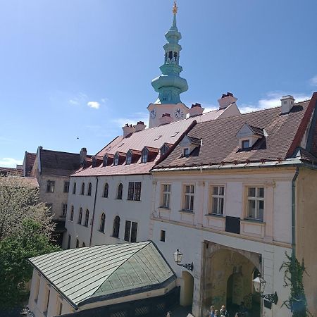 Krasny Byt S Vyhladmi V Historickom Centre Pozsony Szoba fotó