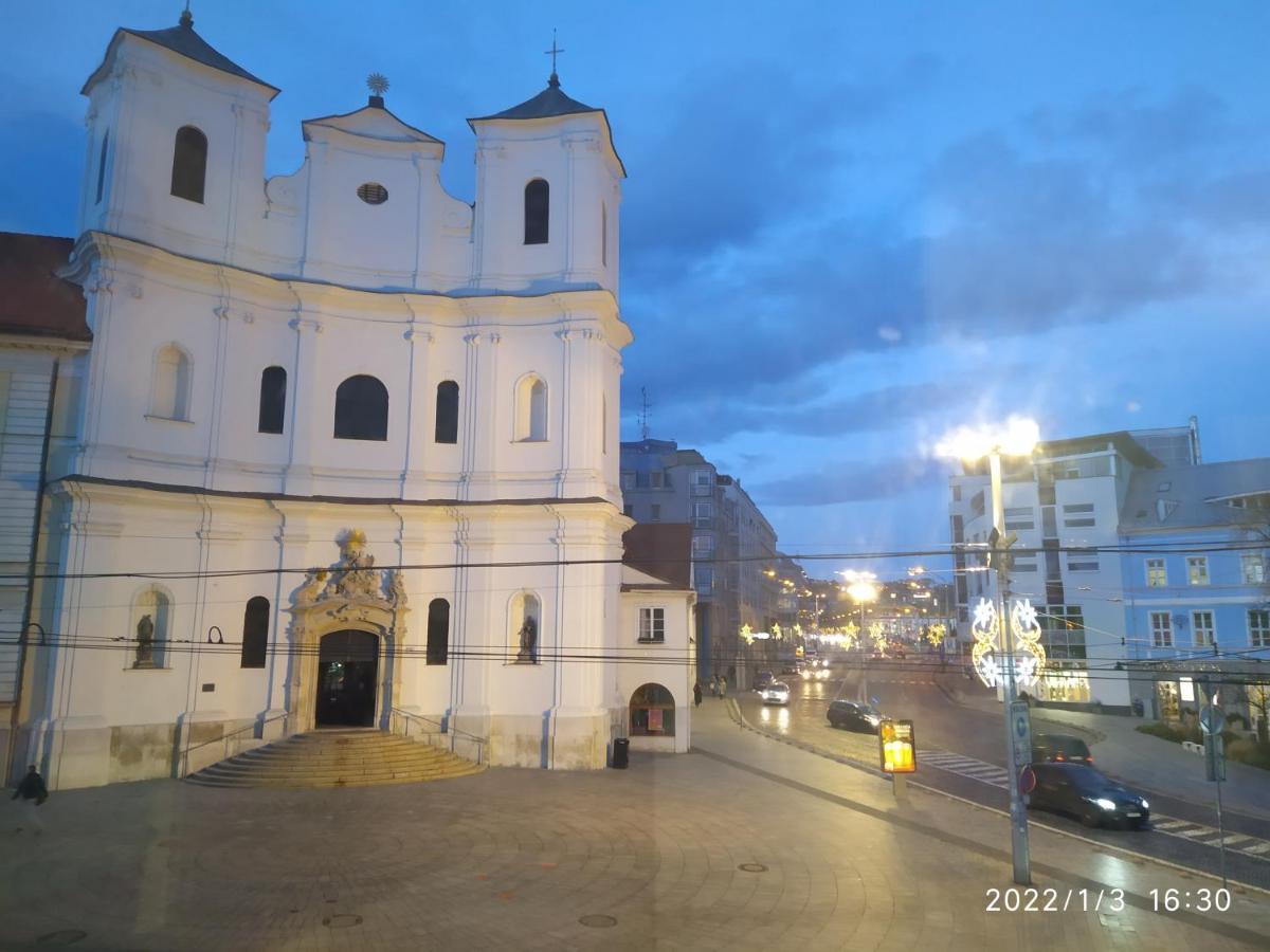 Krasny Byt S Vyhladmi V Historickom Centre Pozsony Kültér fotó