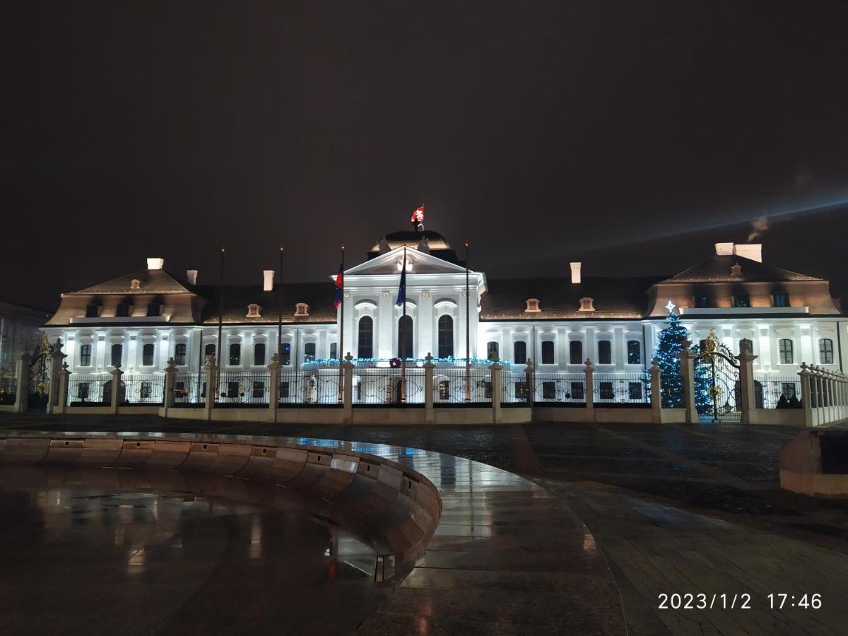 Krasny Byt S Vyhladmi V Historickom Centre Pozsony Kültér fotó